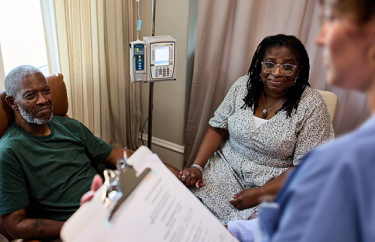 Bob, un paciente con Alzheimer temprano, y su esposa Cynthia en un centro de infusión.