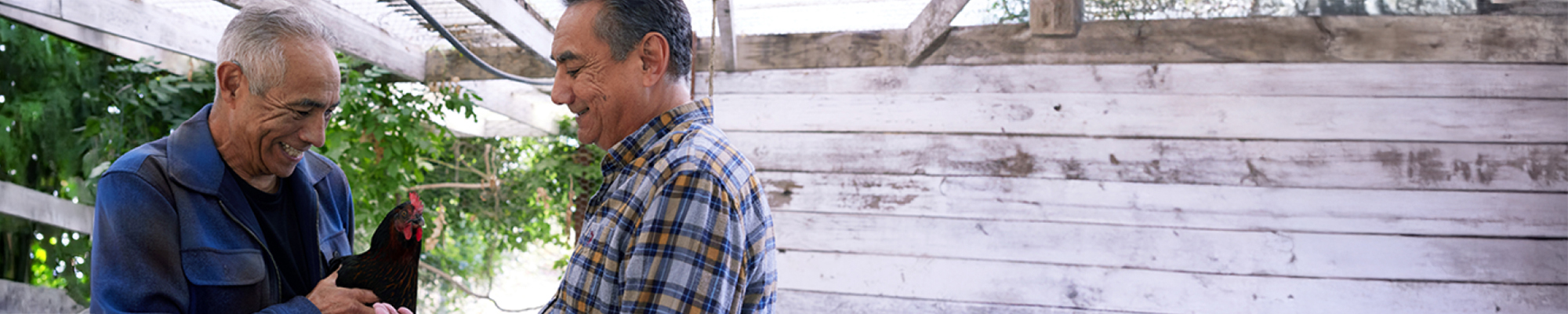 Richard, un paciente con Alzheimer temprano, y su hermano sonríen.