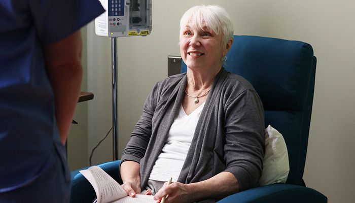 Nina, una paciente con Alzheimer temprano, sentada en un centro de infusión.