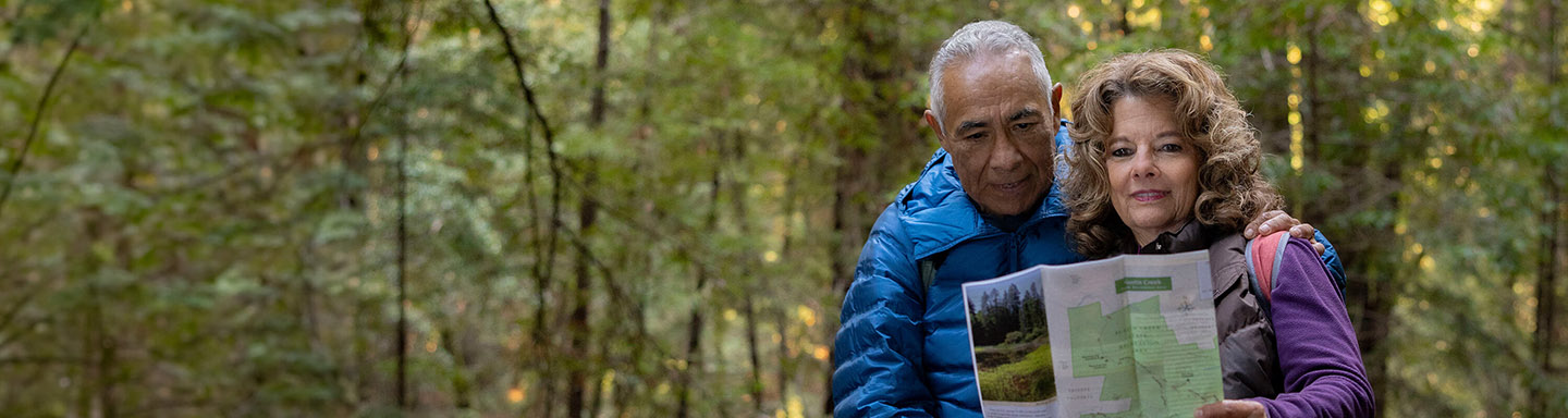 Richard, un paciente con Alzheimer temprano, mira un mapa junto con su esposa Christine.