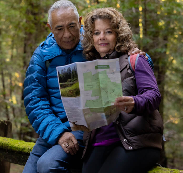 Richard, un paciente con Alzheimer temprano, mira un mapa junto con su esposa Christine.